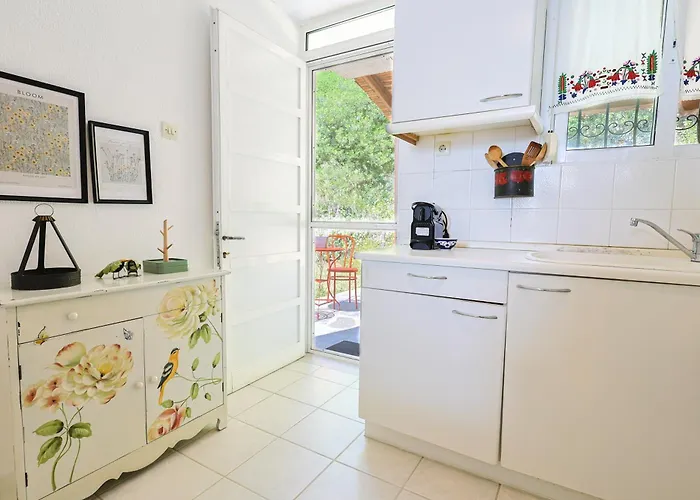 Angie By The Sea * Skála Foúrkas